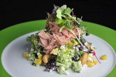Salată fit cu broccoli, brânză de vaci, ton și porumb