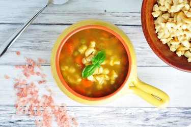 Supă sănătoasă cu morcov, mazăre și gnocchi din năut
