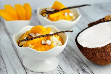 Budincă sănătoasă cu orez, lapte, vanilie și mango