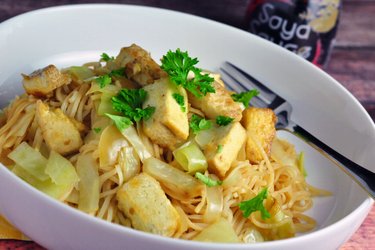 Variantă ușoară de Chow mein cu varză înăbușită și tofu prăjit