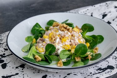 Salată de ton cu brânză de vaci, porumb şi nuci